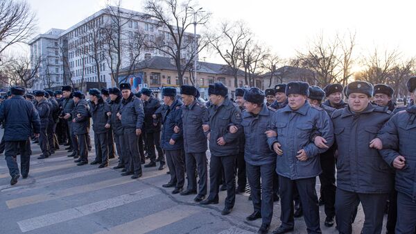 Сотрудники милиции Киргизии во время митинга оппозиции в Бишкеке