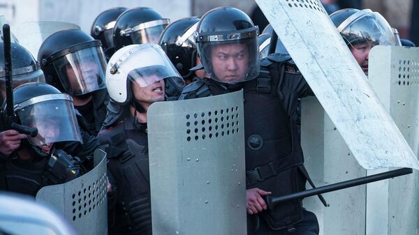 Сотрудники милиции Киргизии во время акции протеста оппозиции в Бишкеке