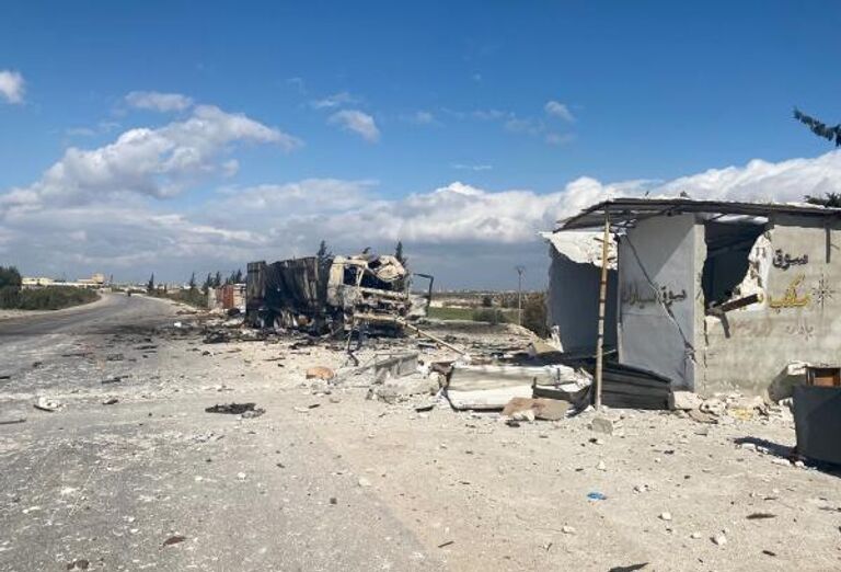 Разрушенная военная техника сирийской армии и дома в районе Саракеб провинции Идлиб в Сирии Разрушенная военная техника сирийской армии и дома в районе Саракеб провинции Идлиб в Сирии
