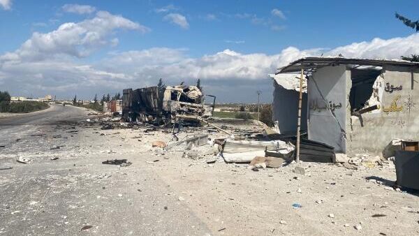 Разрушенная военная техника сирийской армии и дома в районе Саракеб провинции Идлиб в Сирии
