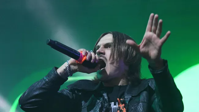 Вокалист группы LITTLE BIG Илья Прусикин во время концерта в Москве