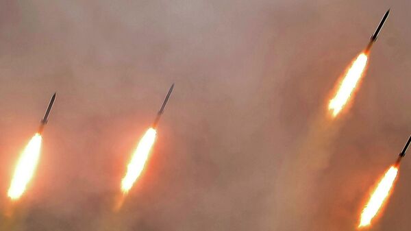 Запуск ракет во время учений с применением дальнобойной артиллерии в Северной Корее