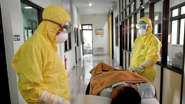 Медицинские работники во время учений по отработке действий на случай вспышки коронавируса на острове Бали