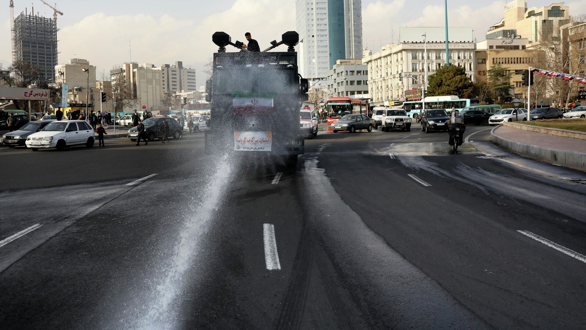 Полицейский автомобиль распыляет дезинфицирующее средство в Тегеране - РИА Новости, 1920, 08.07.2021