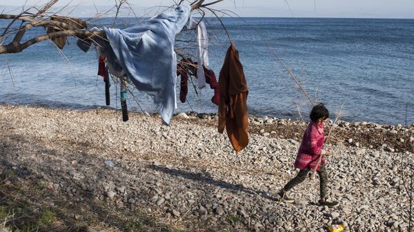 Одежда на дереве в лагере беженцев на острове Лесбос в Греции