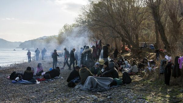 Мигранты в лагере беженцев на острове Лесбос в Греции