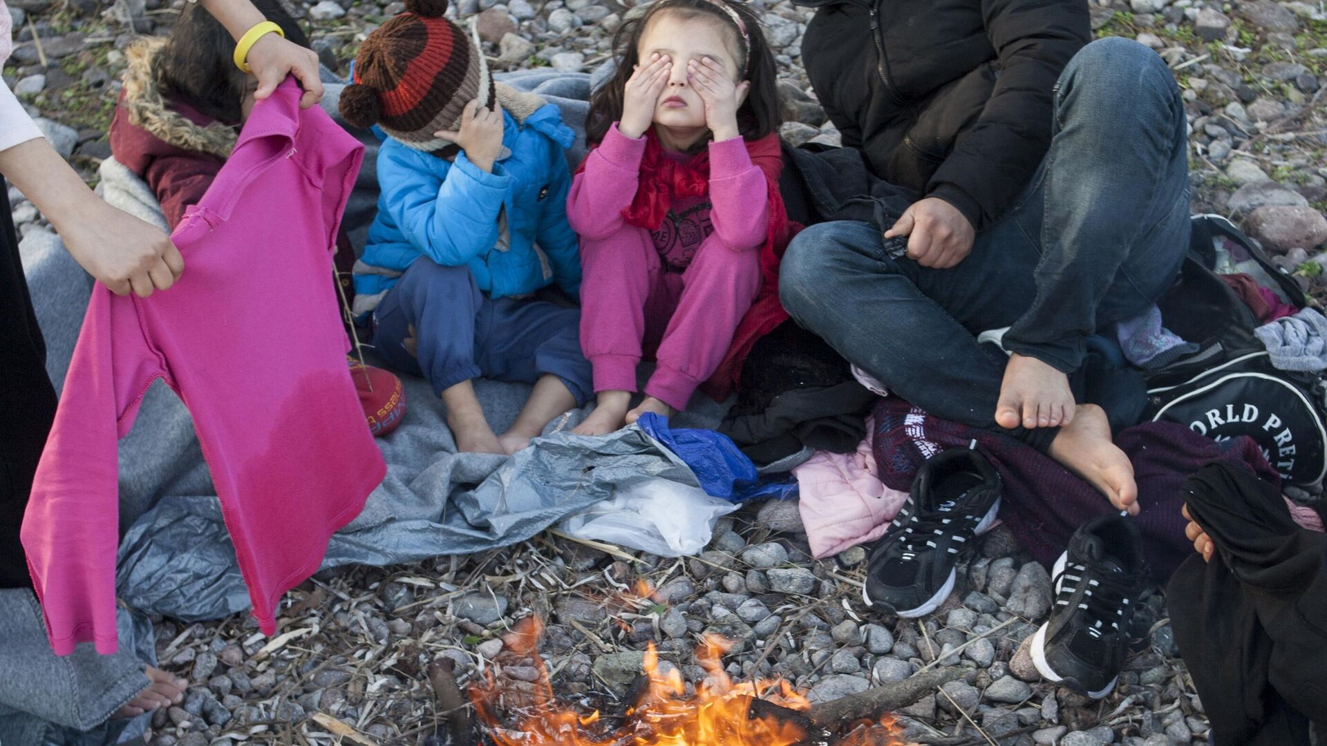 Мигранты у костра в лагере беженцев на острове Лесбос в Греции - РИА Новости, 1920, 29.06.2023