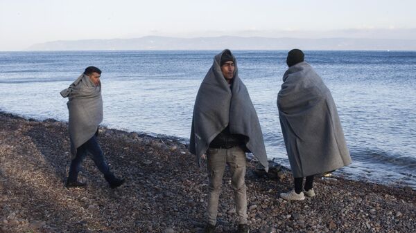 Мигранты в лагере беженцев на острове Лесбос в Греции