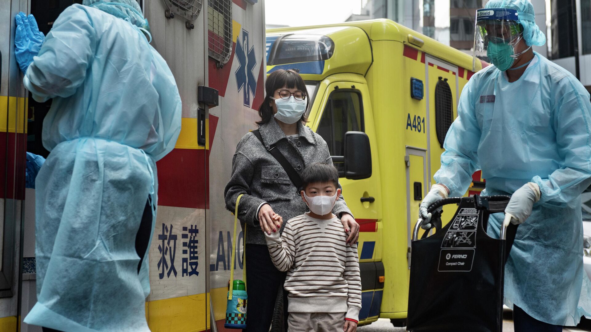 Женщина с ребенком в защитных масках рядом с автомобилем скорой помощи в Гонконге - РИА Новости, 1920, 18.09.2020