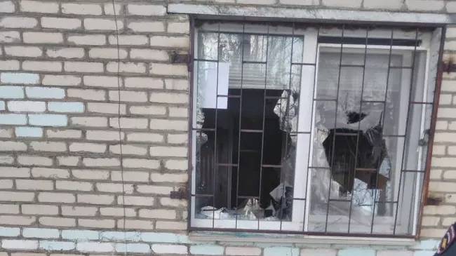 Разбитые окна в Администрации Прудковского сельского поселения в Смоленской области