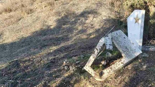 Разрушенная могила неизвестного солдата в районе поселка Сахарная головка под Севастополем 