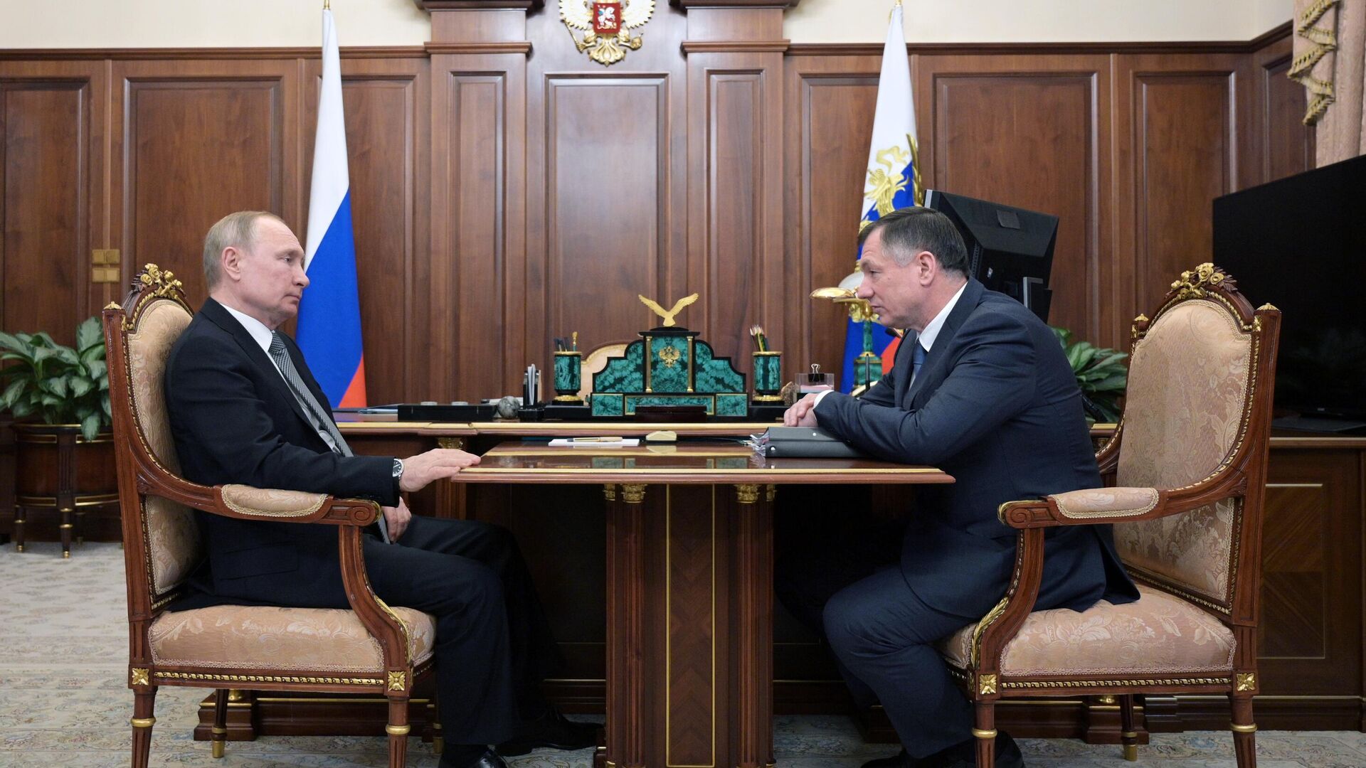  Владимир Путин и заместитель председателя правительства РФ Марат Хуснуллин во время встречи - РИА Новости, 1920, 29.12.2020