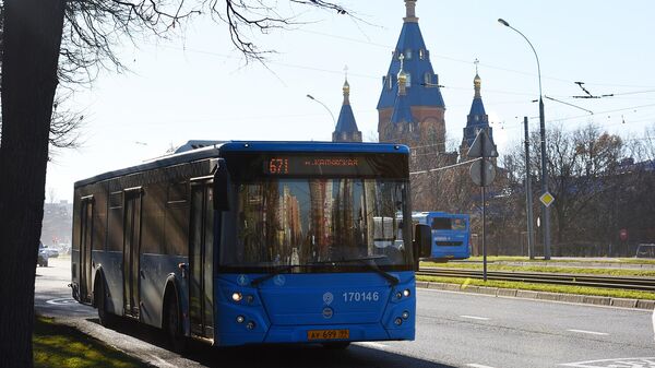 Городской автобус маршрута 671 на одной из улиц Москвы