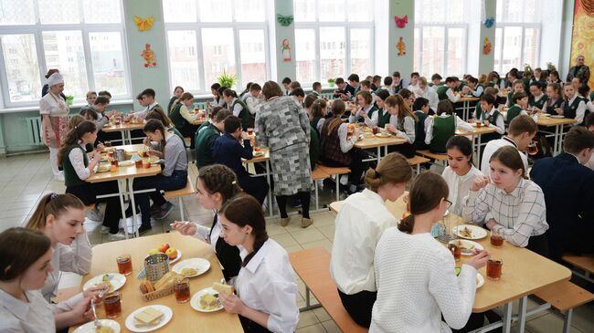 Ученики школы в столовой