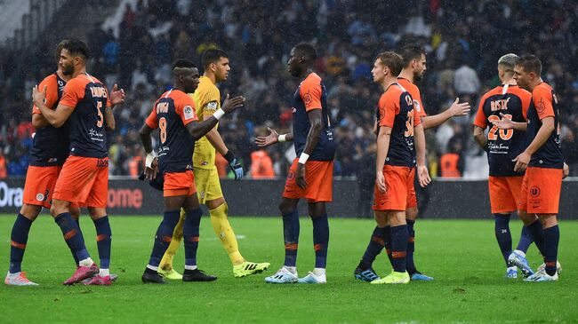 Футболисты Марселя и Монпелье жмут друг другу руки