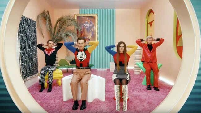 Стоп-кадр клипа на песню GO BANANAS  группы LITTLE BIG