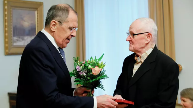 Сергей Лавров на церемонии вручения медалей 75 лет Победы в Великой Отечественной войне 1941-1945 годов группе жителей блокадного Ленинграда в посольстве России в Хельсинки. 3 марта 2020