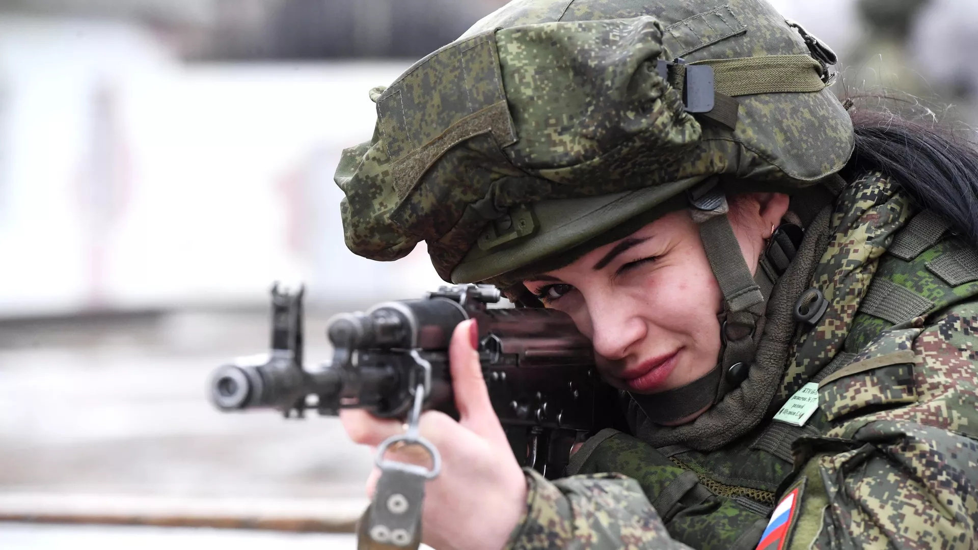 Участница конкурса красоты среди женщин-военнослужащих Ракетных войск стратегического назначения Макияж под камуфляж  - РИА Новости, 1920, 25.12.2020