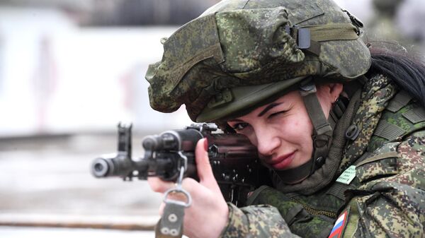 Участница конкурса красоты среди женщин-военнослужащих Ракетных войск стратегического назначения Макияж под камуфляж 