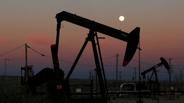 Нефтяные вышки в Маккитрике, штат Калифорния