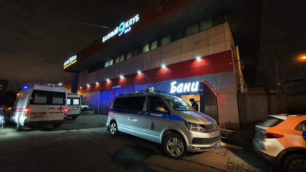 Сотрудники полиции и скорой помощи на месте происшествия в банном клубе на юге Москвы