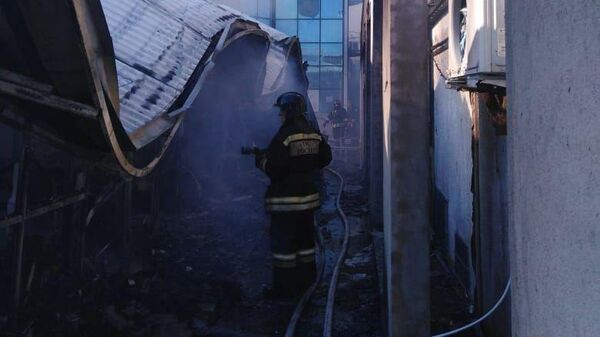 Сотрудники МЧС во время ликвидации пожара на рынке в Сочи. 4 марта 2020