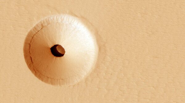 Отверстие на склоне потухшего вулкана Гора Павлина на Марсе