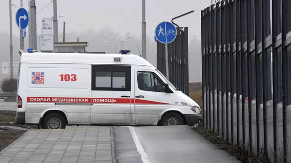 Машина скорой помощи заезжает на территорию больничного комплекса