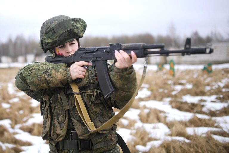 Участницы конкурса красоты среди женщин-военнослужащих Ракетных войск стратегического назначения Макияж под камуфляж в Переславле-Залесском