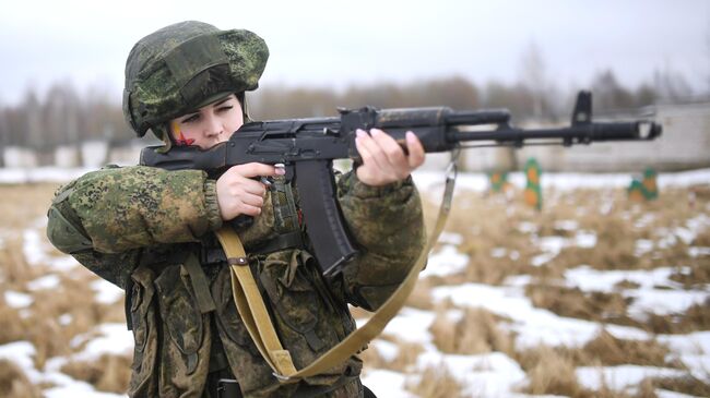 Участницы конкурса красоты среди женщин-военнослужащих Ракетных войск стратегического назначения Макияж под камуфляж в Переславле-Залесском