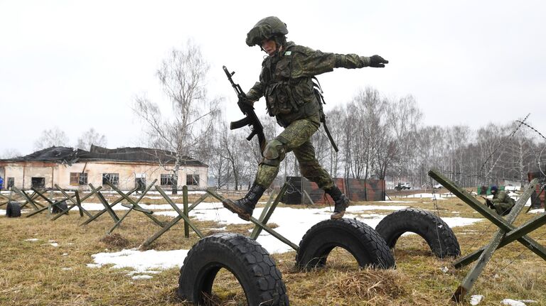 Участница конкурса красоты среди женщин-военнослужащих Ракетных войск стратегического назначения Макияж под камуфляж во время прохождения полосы препятствий на полигоне в Переславле-Залесском