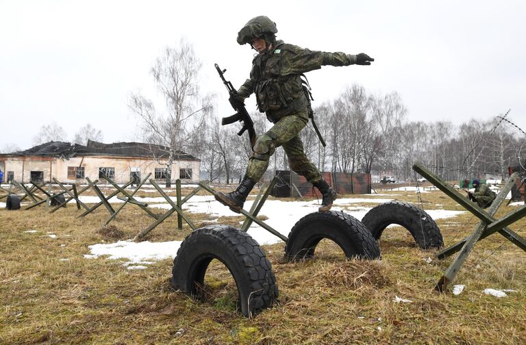 Участница конкурса красоты среди женщин-военнослужащих Ракетных войск стратегического назначения Макияж под камуфляж во время прохождения полосы препятствий на полигоне в Переславле-Залесском