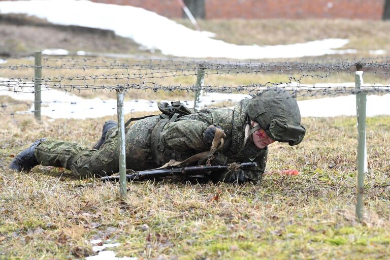 Участница конкурса красоты среди женщин-военнослужащих Ракетных войск стратегического назначения Макияж под камуфляж во время прохождения полосы препятствий на полигоне в Переславле-Залесском