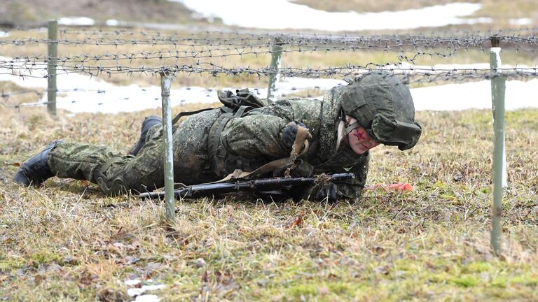 Участница конкурса красоты среди женщин-военнослужащих Ракетных войск стратегического назначения Макияж под камуфляж во время прохождения полосы препятствий на полигоне в Переславле-Залесском