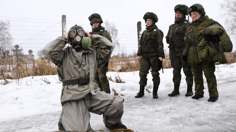 Участницы конкурса красоты среди женщин-военнослужащих Ракетных войск стратегического назначения Макияж под камуфляж во время прохождения полосы препятствий на полигоне в Переславле-Залесском