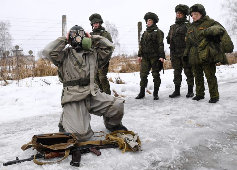 Участницы конкурса красоты среди женщин-военнослужащих Ракетных войск стратегического назначения Макияж под камуфляж во время прохождения полосы препятствий на полигоне в Переславле-Залесском