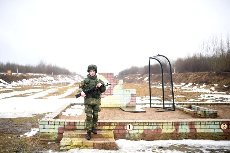 Участница конкурса красоты среди женщин-военнослужащих Ракетных войск стратегического назначения Макияж под камуфляж в Переславле-Залесском