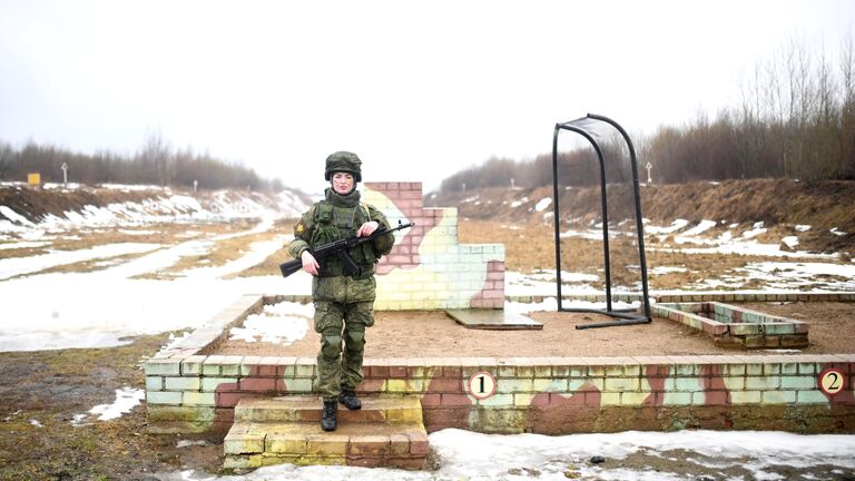 Участница конкурса красоты среди женщин-военнослужащих Ракетных войск стратегического назначения Макияж под камуфляж в Переславле-Залесском