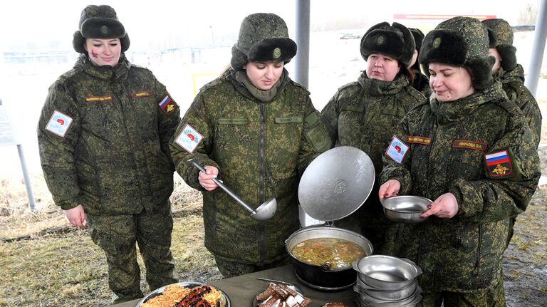 Участницы конкурса красоты среди женщин-военнослужащих Ракетных войск стратегического назначения после окончания конкурса Макияж под камуфляж в Переславле-Залесском