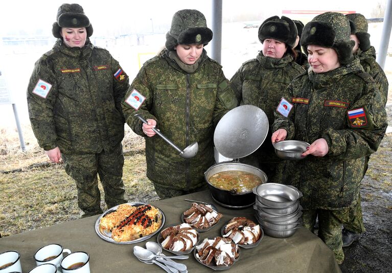 Участницы конкурса красоты среди женщин-военнослужащих Ракетных войск стратегического назначения после окончания конкурса Макияж под камуфляж в Переславле-Залесском