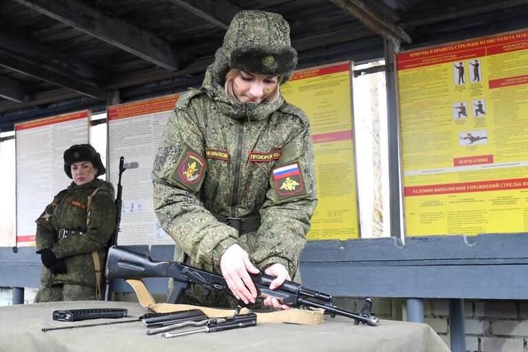 Участницы конкурса красоты среди женщин-военнослужащих Ракетных войск стратегического назначения Макияж под камуфляж в Переславле-Залесском