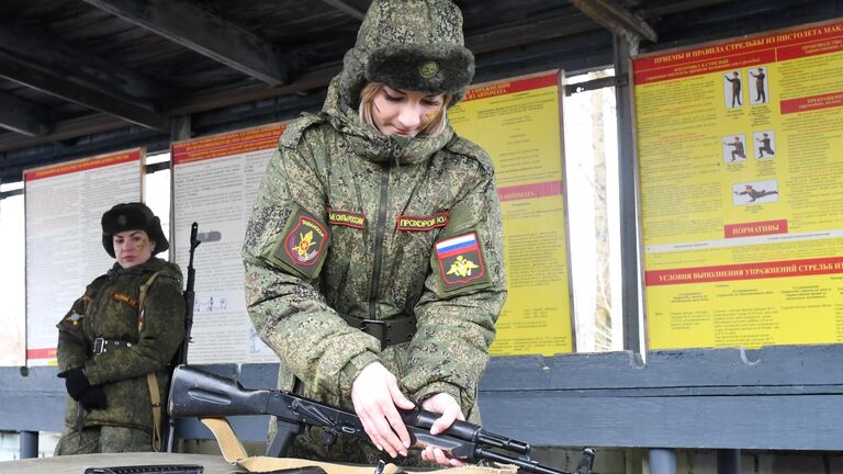 Участницы конкурса красоты среди женщин-военнослужащих Ракетных войск стратегического назначения Макияж под камуфляж в Переславле-Залесском