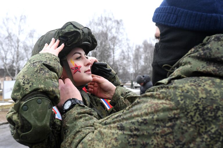 Участница конкурса красоты среди женщин-военнослужащих Ракетных войск стратегического назначения Макияж под камуфляж в Переславле-Залесском