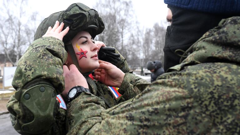 Участница конкурса красоты среди женщин-военнослужащих Ракетных войск стратегического назначения Макияж под камуфляж в Переславле-Залесском