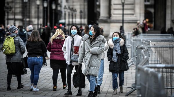 Туристы в медицинских масках в Париже 