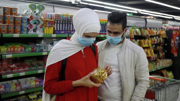 Посетители в медицинских масках в супермаркете в Багдаде, Ирак