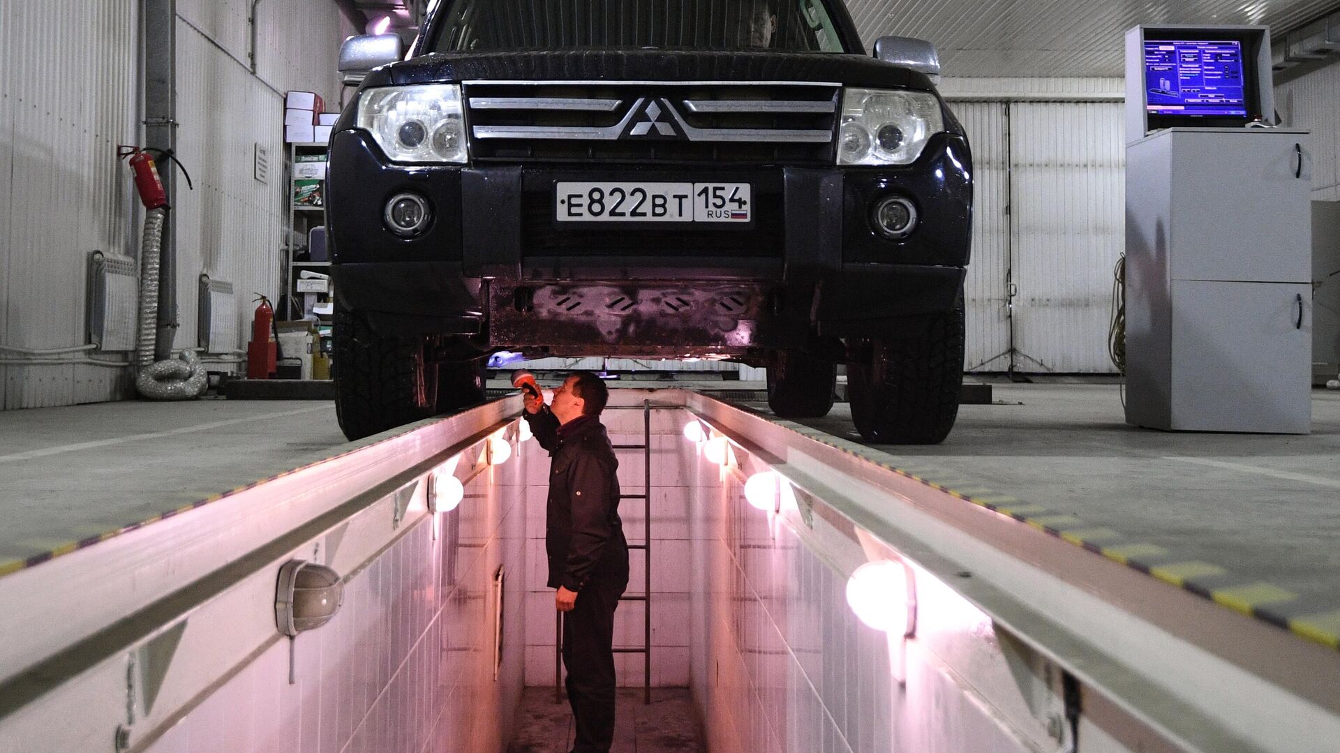 Технический эксперт проводит осмотр автомобиля на пункте техосмотра в Новосибирске - РИА Новости, 1920, 03.08.2021