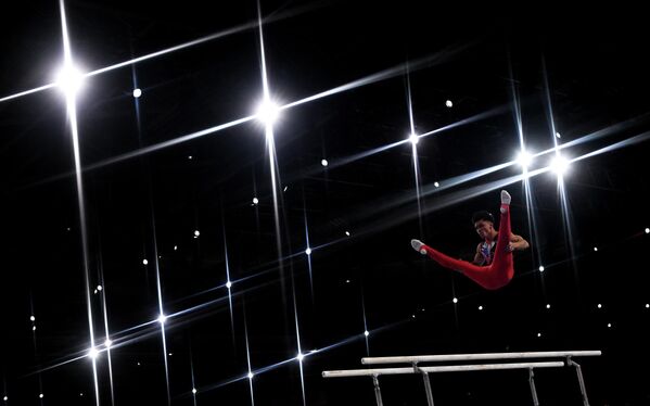 Артур Далалоян (Россия) выполняет упражнения на брусьях в личном многоборье среди мужчин на чемпионате мира по спортивной гимнастике в Штутгарте