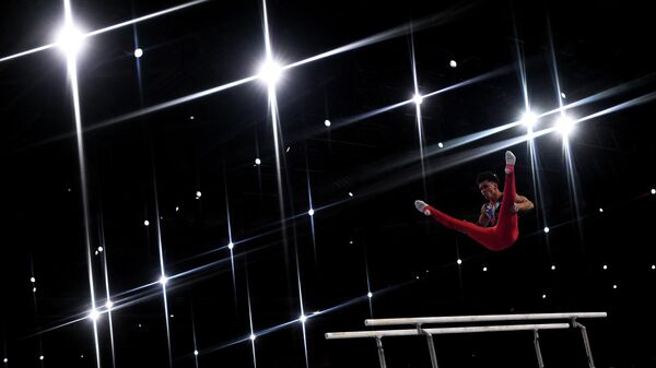 Артур Далалоян (Россия) выполняет упражнения на брусьях в личном многоборье среди мужчин на чемпионате мира по спортивной гимнастике в Штутгарте