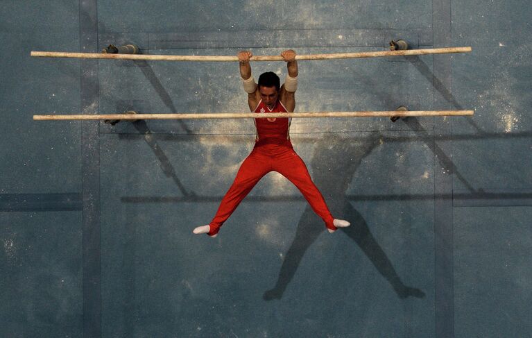 Давид Белявский (Россия) выполняет упражнения на брусьях в индивидуальном многоборье спортивной гимнастики среди мужчин на II Европейских играх в Минске